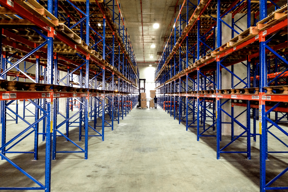 industrial-pallet-racking-suppliers-uk (1) A pallet racking system supplied and installed in a warehouse by Teepee Materials Handling